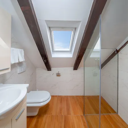 Apartment D - Beautiful In The Heart Of